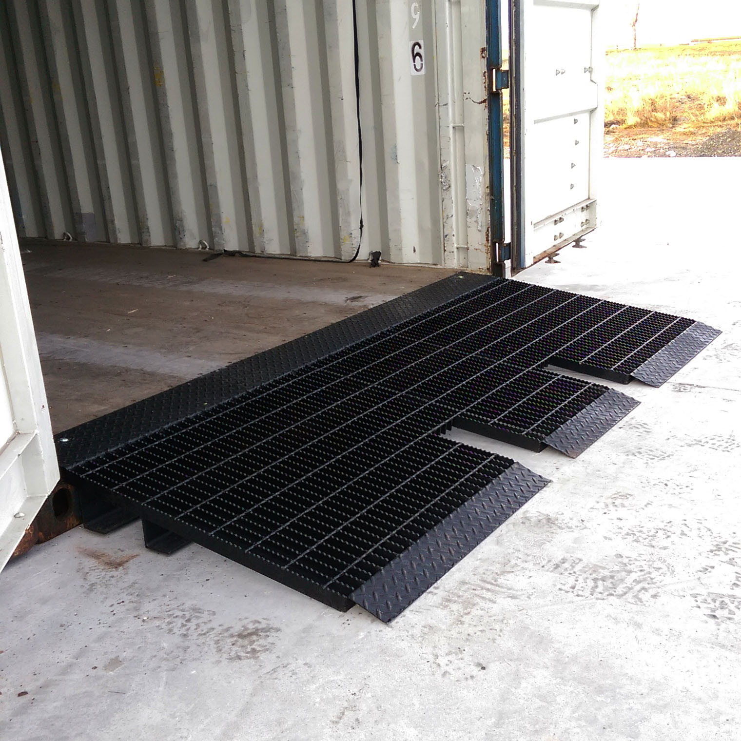 Shipping container ramp for forklifts