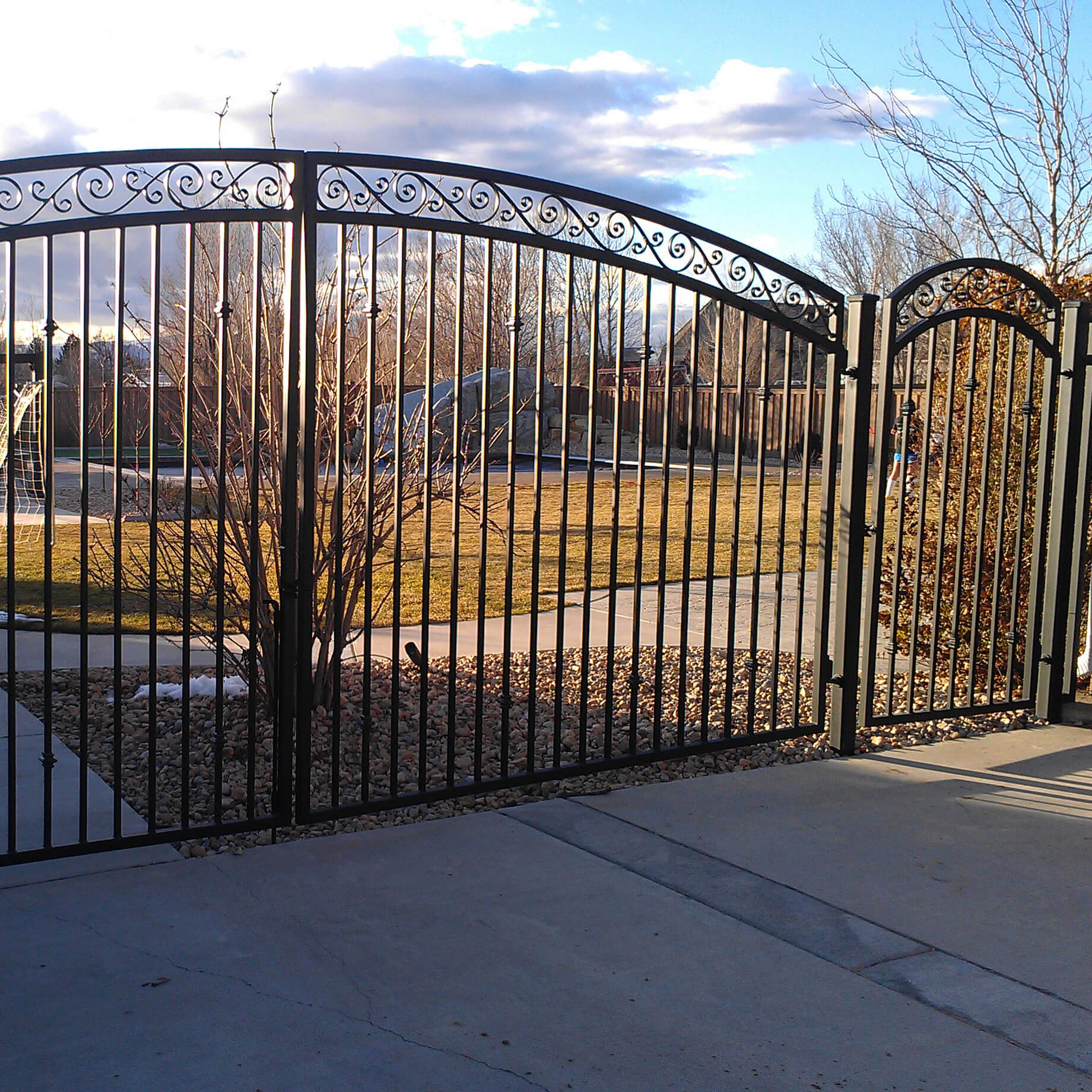 Curved large and small gate